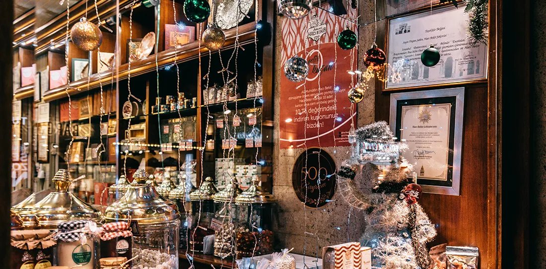Un escaparate de Navidad con carteles anunciando descuentos.
