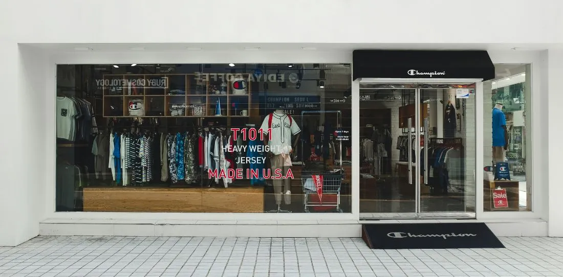 Un escaparate rotulado en verano.